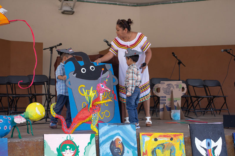 Lectura del cuento "A comer un lobo" por los alumnos del taller de Lectura Preescolar