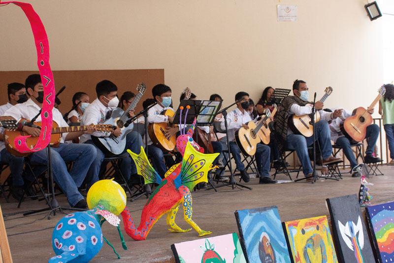 Gran Orquesta integrado por los alumnos del taller de guitarra.