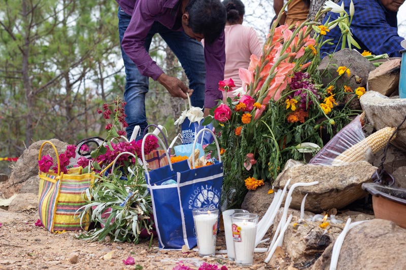 Bolsas con mazorcas y maíz, elementos que siempre están presentes en los rituales de los pueblos Náhuatl de la Montaña.