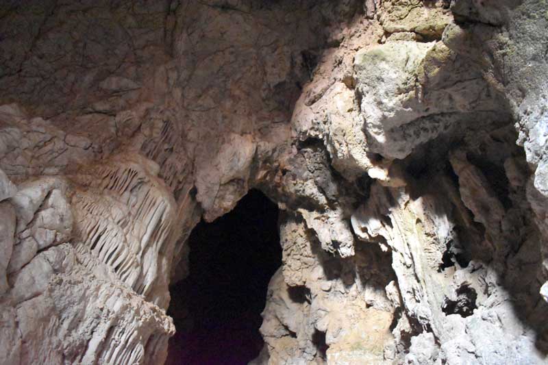 Interior de la cueva ubicada en la Kawa Laki
