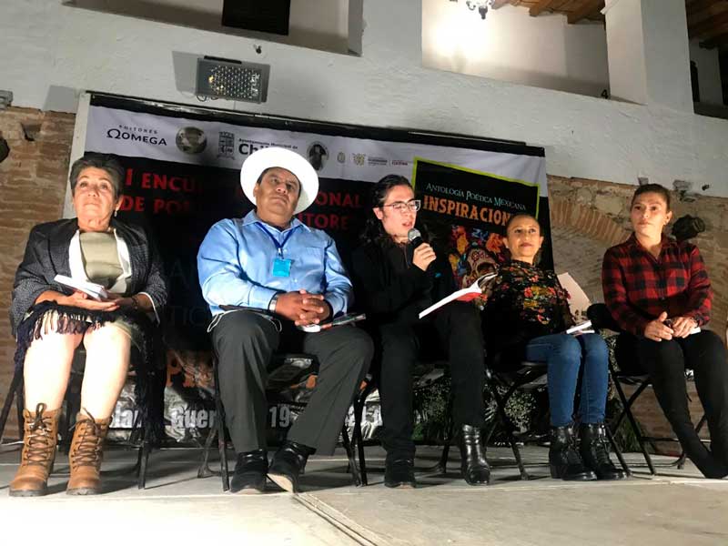 Poetas chilapenses durante la lectura de sus obras la noche del sábado.