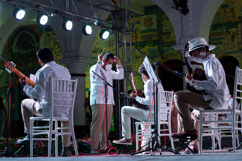 Orquesta de Guitarras "Mekahuehuetl", durante su participación en el Festival Cultural de la Montaña.