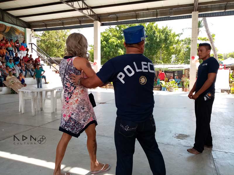 Mujer en un penal