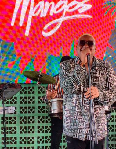 Aramis Galindo canta durante la presentación del restaurante Mangos en Acapulco, como parte de su propuesta gastronómica y de entretenimiento.  Si quieres, también puedo adaptarlo a una versión más corta para móviles o a un enfoque más promocional.