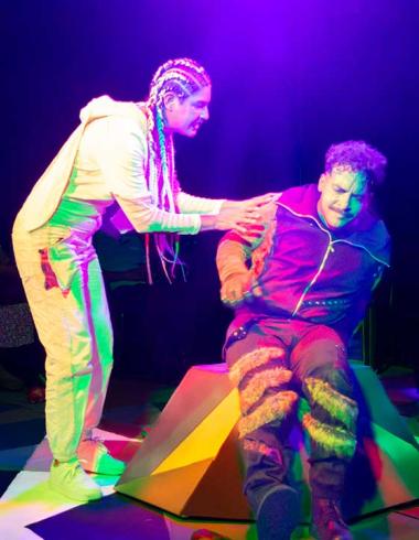 Michelle Serna y Leonardo Cuesta en escena durante la puesta en escena "Desiertos Amores", obra de teatro sobre relaciones tóxicas y abuso narcisista dirigida por Gabriel Brito en el Centro Cultural Domingo Soler, Acapulco