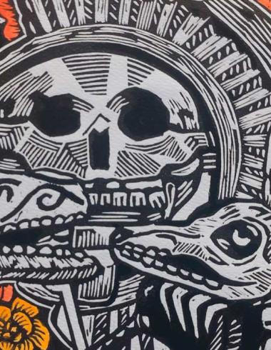 Grabado artístico en blanco, negro, naranja y amarillo que representa una calavera junto a un perro xoloitzcuintle, rodeados de flores de cempasúchil.