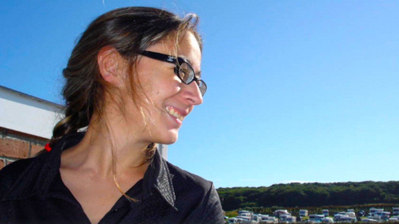 Mayra Inzunza, autora mexicana, con una expresión amigable