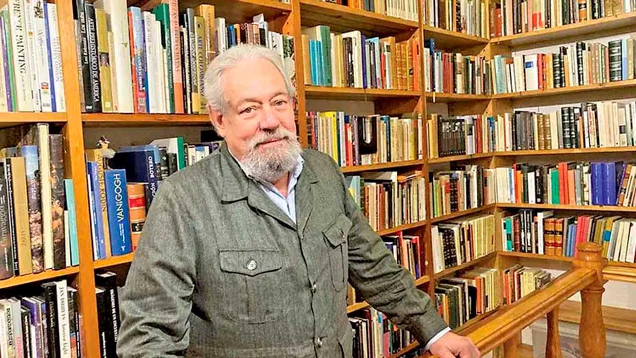 Gonzalo Celorio en su biblioteca personal, rodeado de su colección de libros literarios