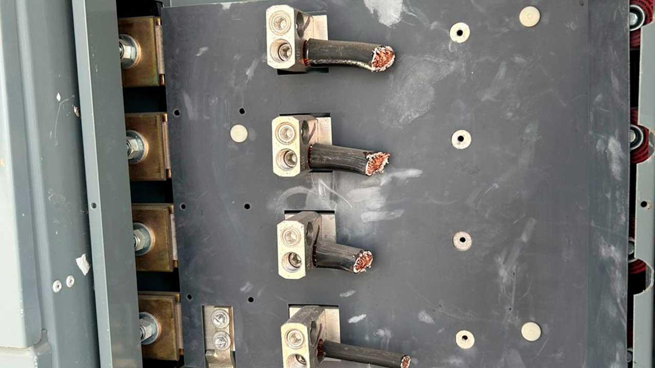 Fotografía de un registro eléctrico abierto en la calle Hornitos, Acapulco, mostrando los cables gruesos de cobre cortados de raíz tras el robo que dejó sin energía al Museo Naval y a dos galerías culturales.