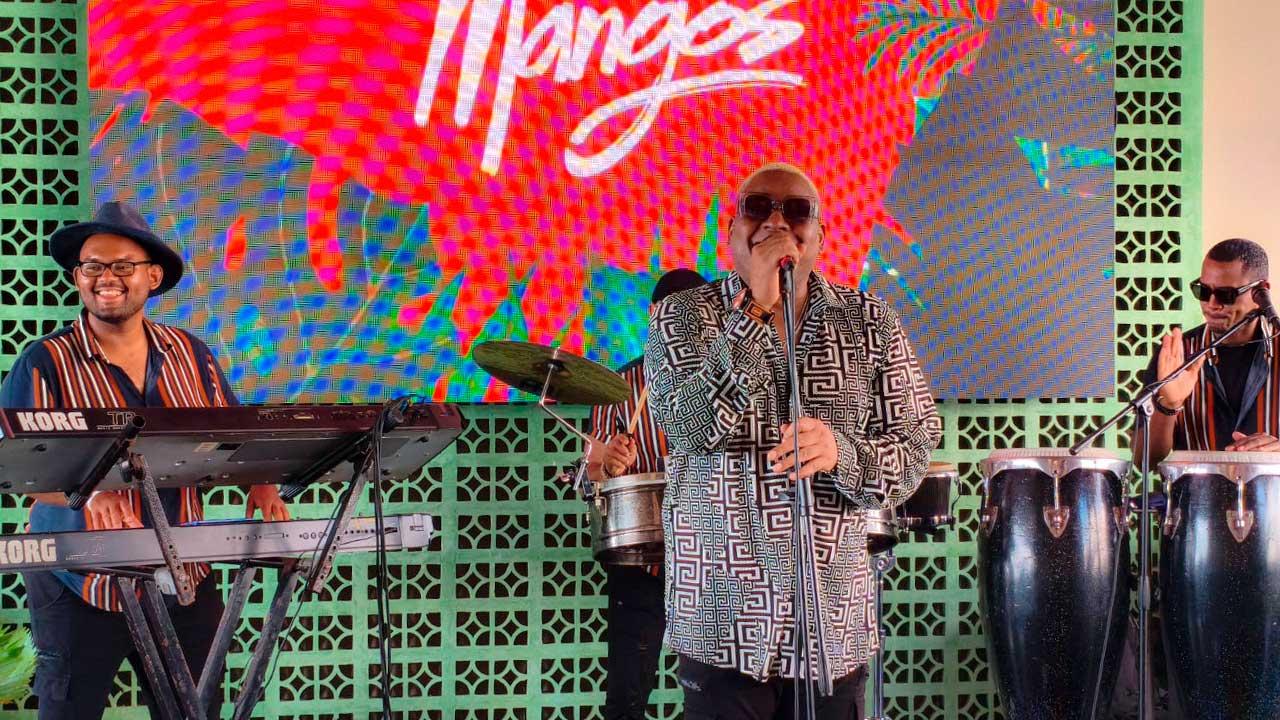 Aramis Galindo canta durante la presentación del restaurante Mangos en Acapulco, como parte de su propuesta gastronómica y de entretenimiento.  Si quieres, también puedo adaptarlo a una versión más corta para móviles o a un enfoque más promocional.