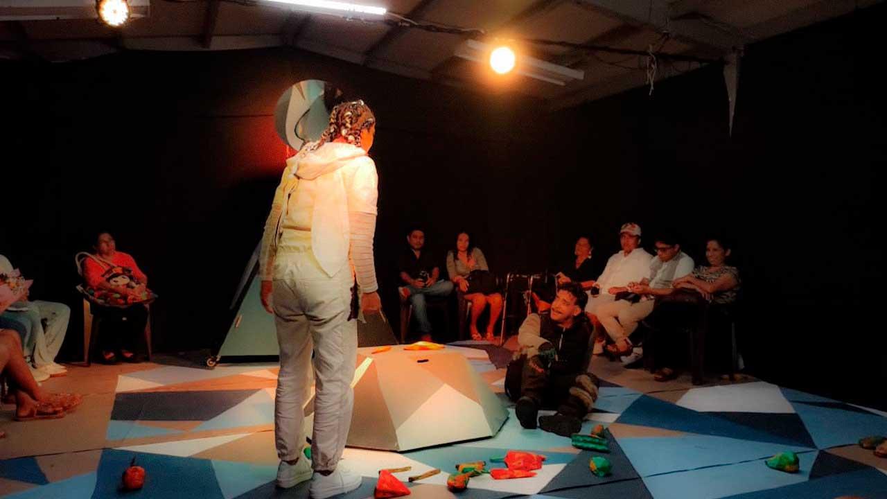 Escena de la obra Amores desiertos con Michelle Serna y Leonardo Cuesta en el escenario del Centro Cultural Domingo Soler, durante el estreno en Acapulco.