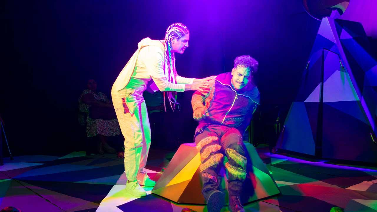 Michelle Serna y Leonardo Cuesta en escena durante la puesta en escena "Desiertos Amores", obra de teatro sobre relaciones tóxicas y abuso narcisista dirigida por Gabriel Brito en el Centro Cultural Domingo Soler, Acapulco