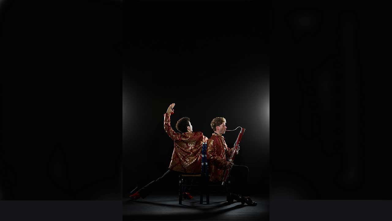 Víctor y Ruvén se presentan en el escenario; ella baila flamenco mientras él interpreta el fagot durante su gira por México.