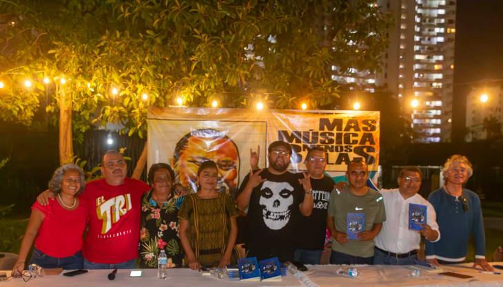 Participantes en la presentación del libro "La radiografía del rock en Guerrero" reunidos en la mesa del Centro Cultural Acapulco.