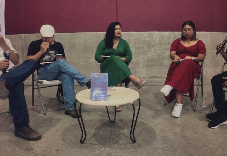Fotografía de Yelitza Ruiz con escritores y escritoras que comentaron su libro Variación de la escama durante la presentación en el Museo Fuerte de San Diego