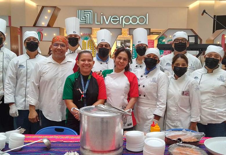 udiantes y docentes de Gastronomía de la Universidad Hipócrates posan con sus uniformes de chef durante la degustación gastronómica en Galerías Acapulco.