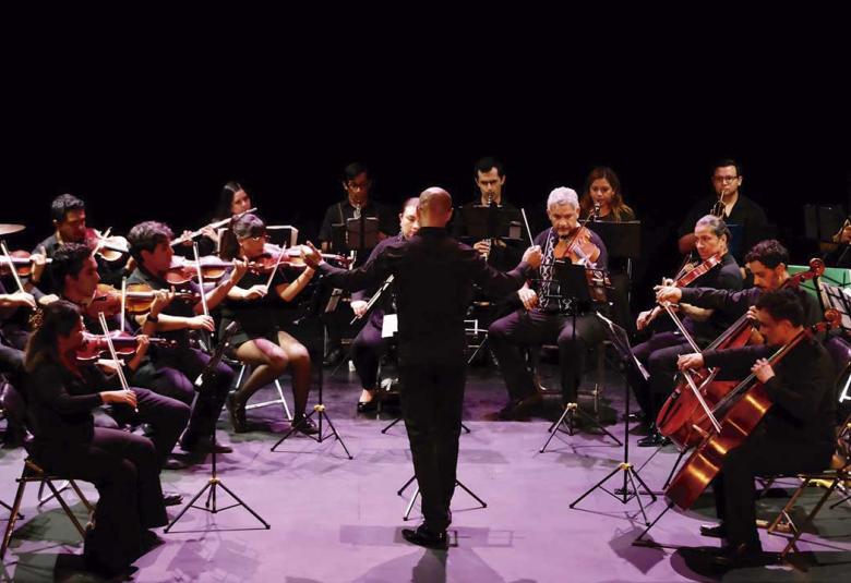 Concierto de la Orquesta Típica de Jalisco en el Teatro Alarife Martín Casillas, mostrando a los músicos en acción durante una presentación en vivo