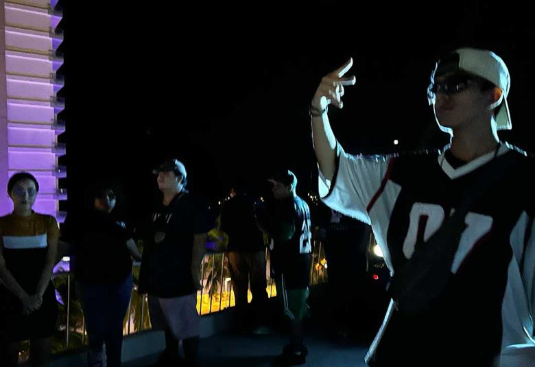 Cejo Ta rapeando en el escenario durante una batalla de freestyle en el evento de hip-hop Pintura en las manos en la Condesa