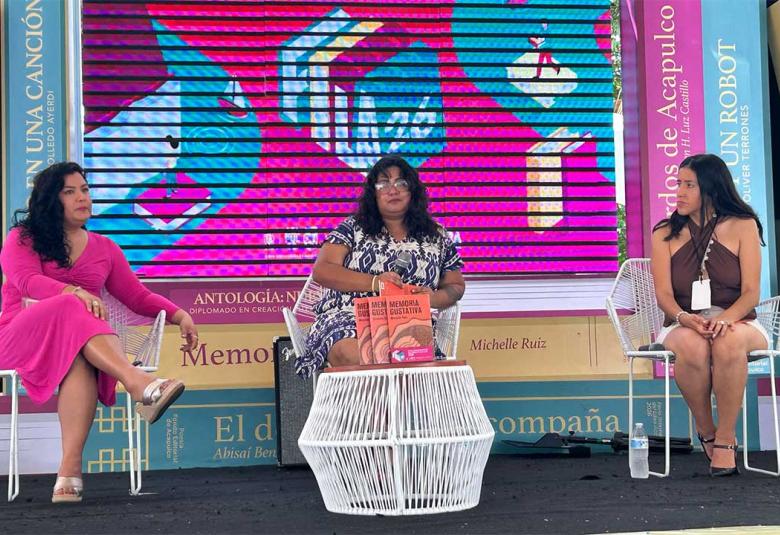 Michelle Ruiz Valdés presenta Memoria Gustativa acompañada por dos presentadoras durante la Feria Internacional del Libro de Acapulco 2026.