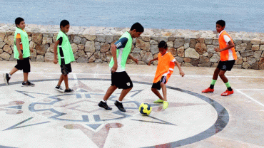 niños jugando futbol