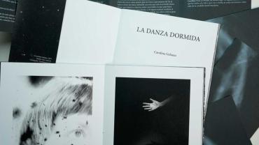 Portada del libro fotográfico de Carolina Galiano, destacando un relato visual íntimo y cósmico en una edición artesanal y limitada.