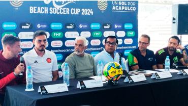 Mesa de la conferencia de prensa de la Beach Soccer Cup 2024, con organizadores y representantes del evento