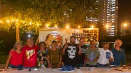 Participantes en la presentación del libro "La radiografía del rock en Guerrero" reunidos en la mesa del Centro Cultural Acapulco.