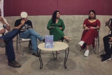 Fotografía de Yelitza Ruiz con escritores y escritoras que comentaron su libro Variación de la escama durante la presentación en el Museo Fuerte de San Diego