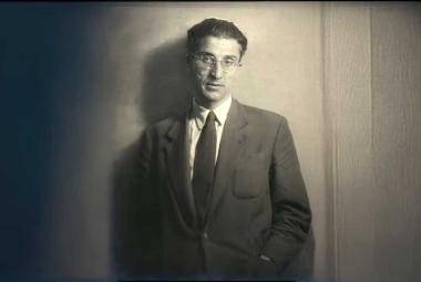 Fotografía en blanco y negro de Cesare Pavese, poeta y escritor italiano, vestido con traje formal y gafas, posando frente a una pared neutra. Imagen icónica que refleja su mirada introspectiva y su profunda conexión con la literatura del siglo XX.