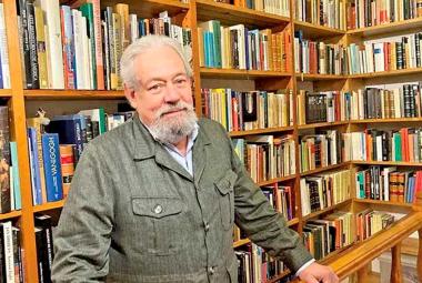 Gonzalo Celorio en su biblioteca personal, rodeado de su colección de libros literarios