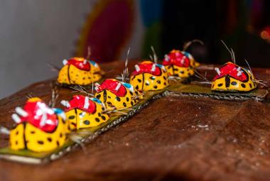 Obra ‘Guerrero es una cajita’ de Manuel Maciel: simulación de ataúd café con cruces de máscaras de jaguar, representando el dolor cotidiano y la memoria histórica de Guerrero en su exposición de arte conceptual en Acapulco.