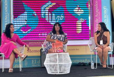 Michelle Ruiz Valdés presenta Memoria Gustativa acompañada por dos presentadoras durante la Feria Internacional del Libro de Acapulco 2026.