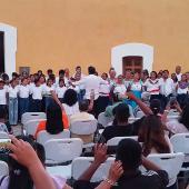 El coro dirigido por el maestro Amílcar Montero Ávila interpreta una pieza musical frente al público en el Fuerte de San Diego durante la conmemoración del Día Internacional de la Lengua Materna.